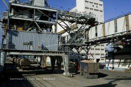 Image du Maroc Professionnelle de  Pour une distribution nationale le chargement du blé au quai des Doc Silos au port de Casablanca se fait grâce à des installations modernes versant le blé en grain directement dans le camion, cette opération automatique gérée par la centrale des doc silos. 31 Décembre 2003. (Photo / Abdeljalil Bounhar) 